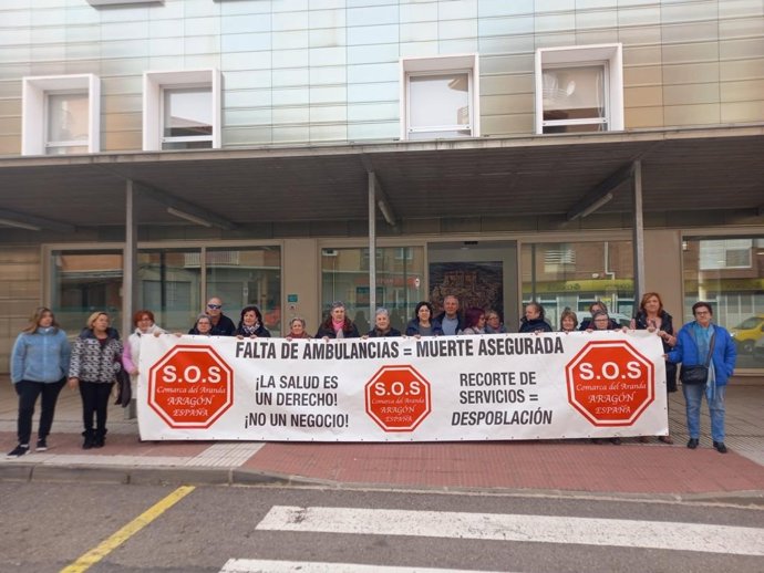 Algunos vecinos esperaban a la consejera de Sanidad con pancartas en la puerta del centro de salud