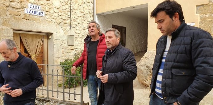 El consejero de Vertebración del Territorio, Movilidad y Vivienda del Gobierno de Aragón, José Luis Soro, durante su visita  a la vivienda rehabilitada en el municipio oscense de Las Peñas de los Riglos.