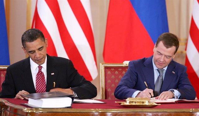 Archivo - Los presidentes Barack Obama y Dimitri Medvedev firman en 2010 el Nuevo START