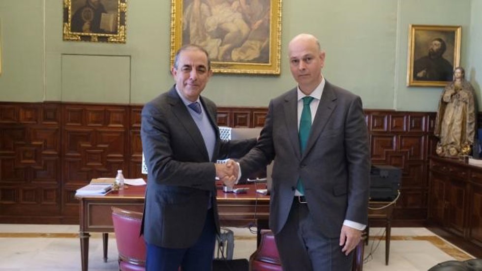 De izquierda a derecha, el rector de la US, Miguel Ángel Castro, y el nuevo decano de Derecho, Fernando Llano Alonso.