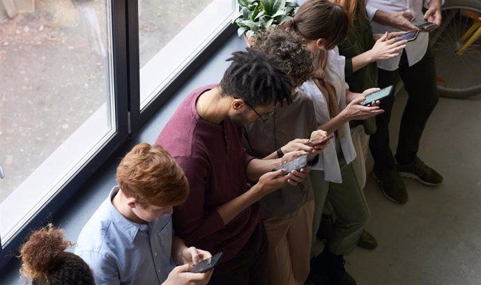Varios usuarios utilizando 'smartphones'