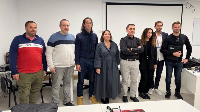 La gerente de Gsaib, Mar Rosselló, y los representantes de las asociaciones sindicales han firmado el primer convenio colectivo de Gsaib.