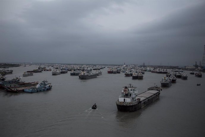 Archivo - Embarcaciones en el puerto de Chittagong, en Bangladesh