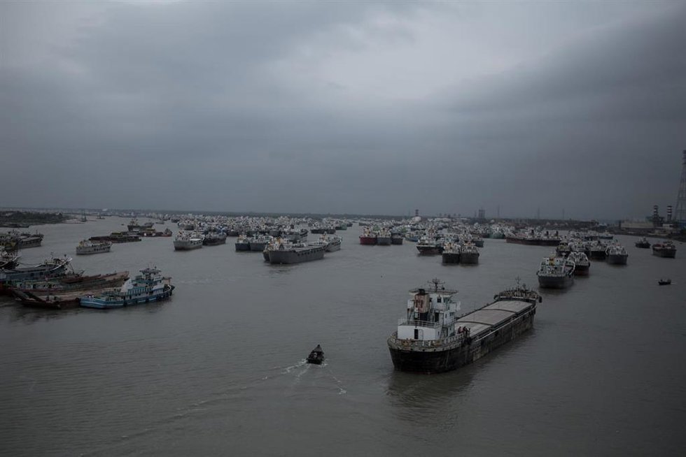 Archivo - Embarcaciones en el puerto de Chittagong, en Bangladesh
