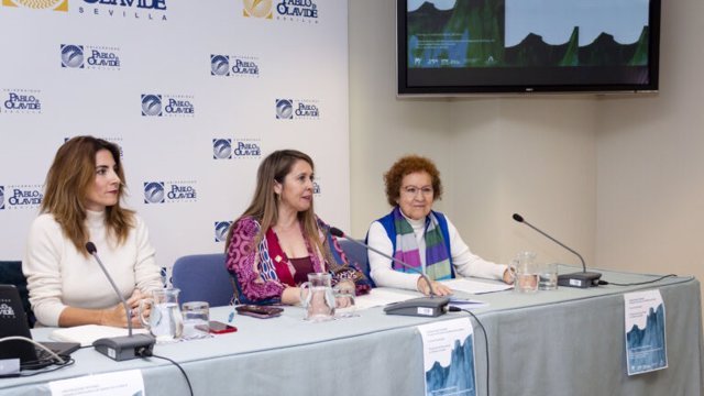 La delegada del rector para la Igualdad en la Pablo de Olavide, Mónica Domínguez, flanqueada por las dos investigadoras del estudio, Carmen Ruiz y Laura Pavón.