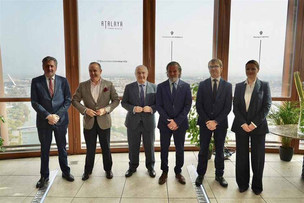 El director de la Territorial Andalucía de CaixaBank Juan Ignacio Zafra (2i), en la foto de familia después de la la presentación del proyecto de iluminación de Torre Sevilla, en la planta 37 del Hotel Eurostars.