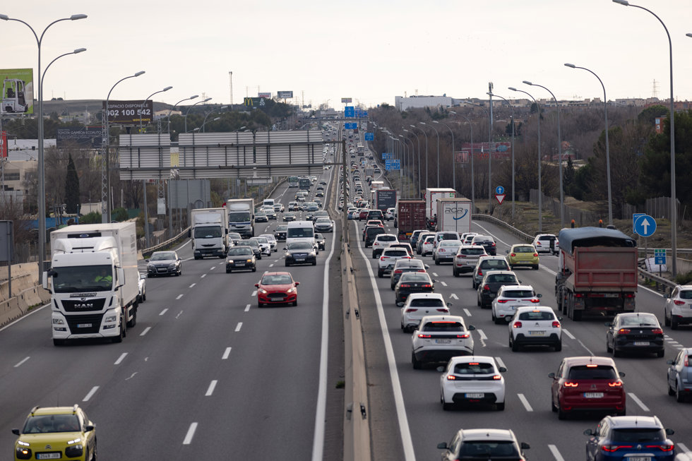 Archivo - Circulación en el Km 17 de la autovía A4 en la segunda fase de la operación salida por Navidad de la DGT, a 30 de diciembre de 2022, en Madrid (España). 