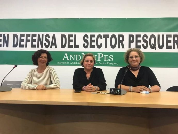 María Ángeles Cayuela, en el centro, durante la presentación de Andmupes