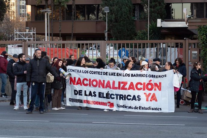 Manifestantes a las puertas de la sede de Endesa