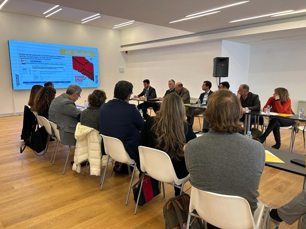 El Ayuntamiento de Sevilla ha presentado la propuesta 'Sevilla Universal' al sector turístico en las dependencias de Marqués de Contadero.