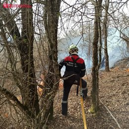 Los bomberos intervienen para extinguir un incendio declarado en Bizkarreta-Gerendiáin por una quema autorizada.