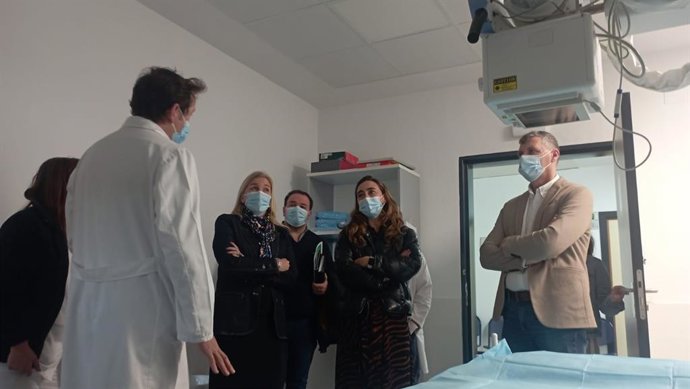 La delegada territorial de Salud y Consumo, Eva Pajares, visita el centro de salud de Jimena