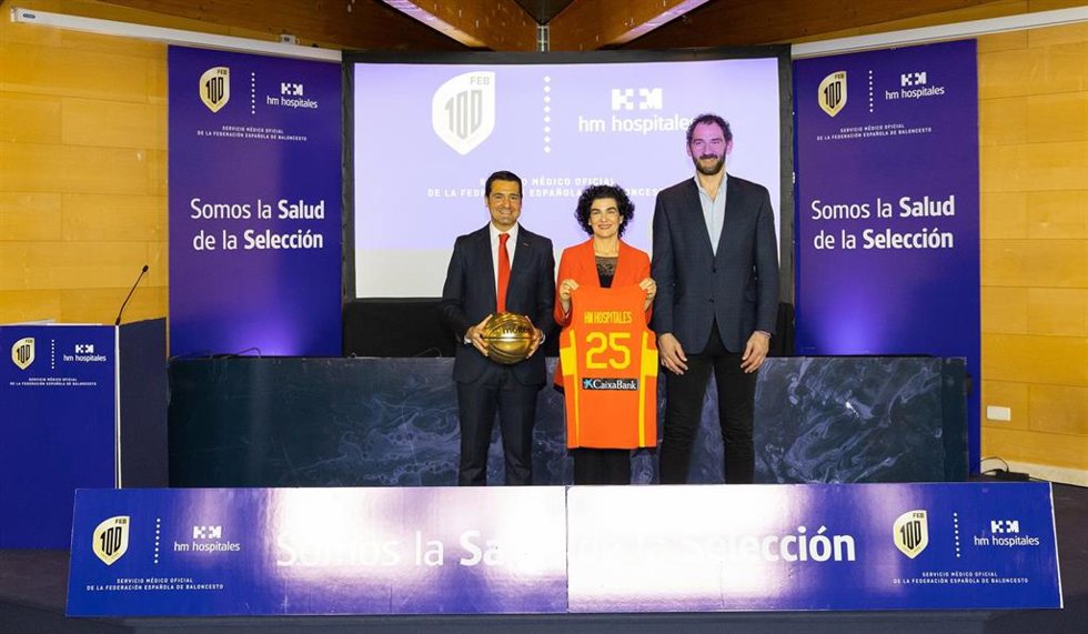 El presidente de la Federación Española de Baloncesto (FEB), Jorge Garbajosa, junto al presidente de HM Hospitales, Juan Abarca, en la presentación del acuerdo del grupo hospitalario como nuevo Proveedor Médico Oficial de la FEB.