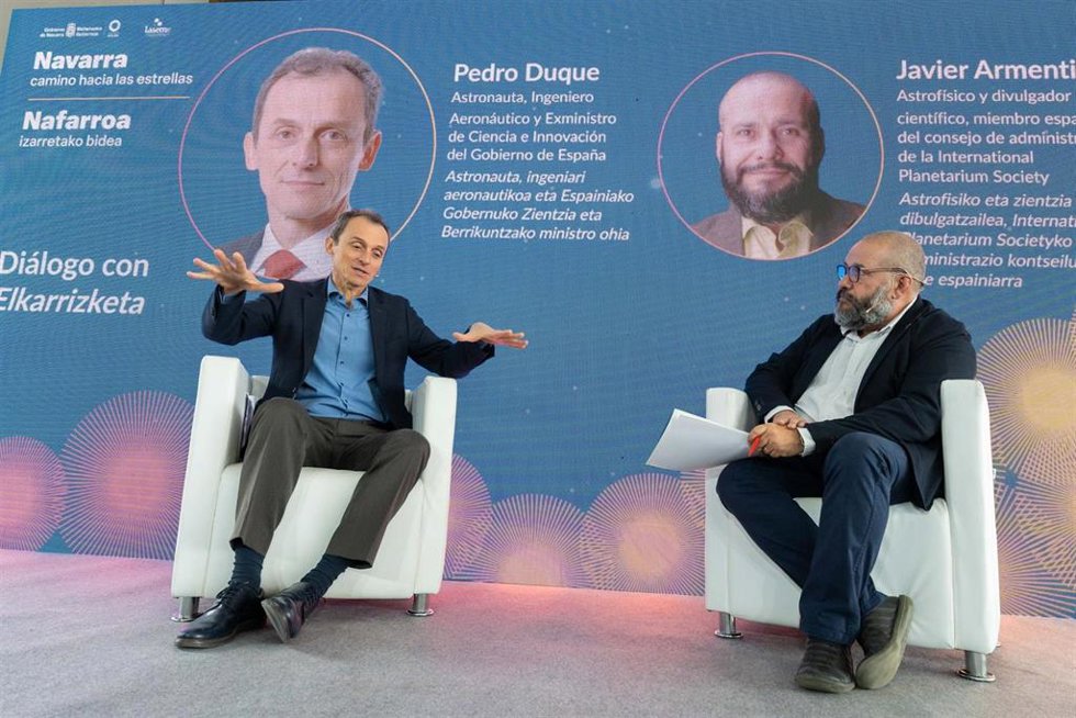Archivo - El exministro Pedro Duque y el miembro del consejo de administración de la International Planetarium Society, Javier Armentia