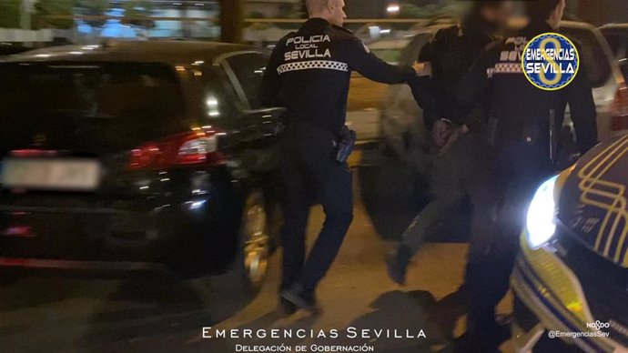 Detención de un varón que robaba en el interior de un coche aparcado frente a la Jefatura de la Policía Local de Sevilla.