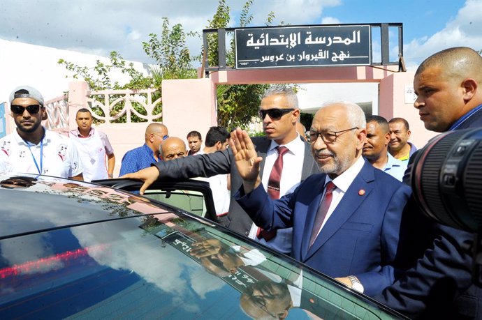 Archivo - 06 October 2019, Tunisia, Ben Arous: Leader of the Islamist Ennahdha Party, Rachid Ghannouchi, leaves after voting at a polling station during the Tunisian parliamentary election. Photo: Chokri Mahjoub/ZUMA Wire/dpa