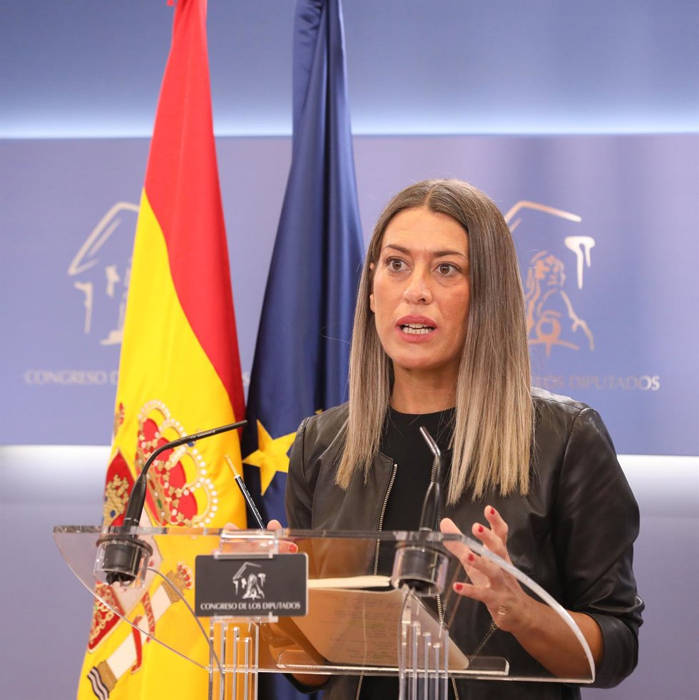 Archivo - La portavoz de Junts en el Congreso, Míriam Nogueras, en una rueda de prensa anterior en la que no movió la bandera de España