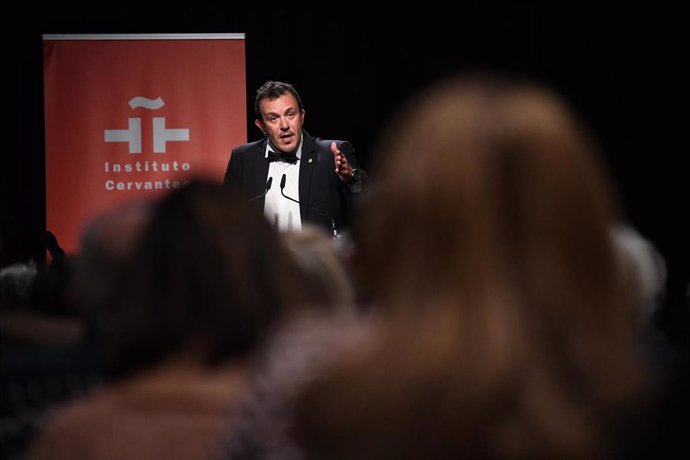 Archivo - El alcalde de Cádiz, José María González, presentando la candidatura del Carnaval de Cádiz como Patrimonio Cultural Inmaterial de la Humanidad de la Unesco, en el Instituto Cervantes. Archivo