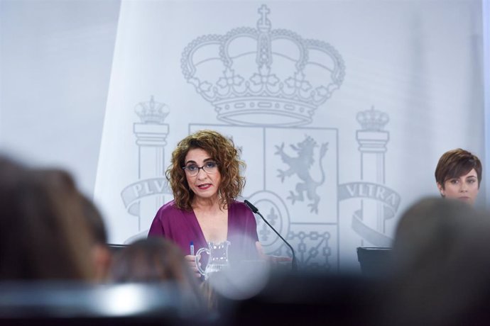 La ministra de Hacienda y Función Pública, María Jesús Montero, interviene durante una rueda de prensa posterior al Consejo de Ministros, en el Palacio de La Moncloa, a 21 de febrero de 2023, en Madrid (España). 