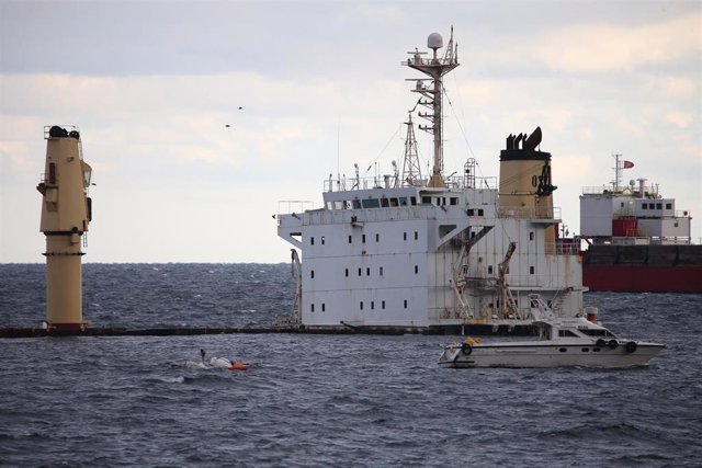 Las embarcaciones  Koole 31 y 42 trabajan en la retirada del buque hundido 0S35. A 29 de enero de 2023 en Gibraltar. La embarcación Koole 31 y 42 trabajan en Gibraltar para retirar  los restos del naufragio del buque OS 35, hundido desde finales del mes d