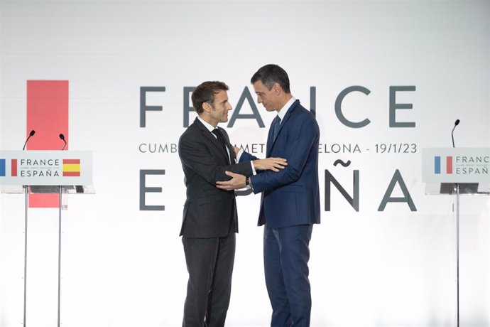 Archivo - El presidente de Francia, Emmanuel Macron (i) y el presidente del Gobierno, Pedro Sánchez (d), se abrazan tras la firma de un Tratado de Amistad entre sus respectivos países, durante la XXVII Cumbre Hispano-Francesa