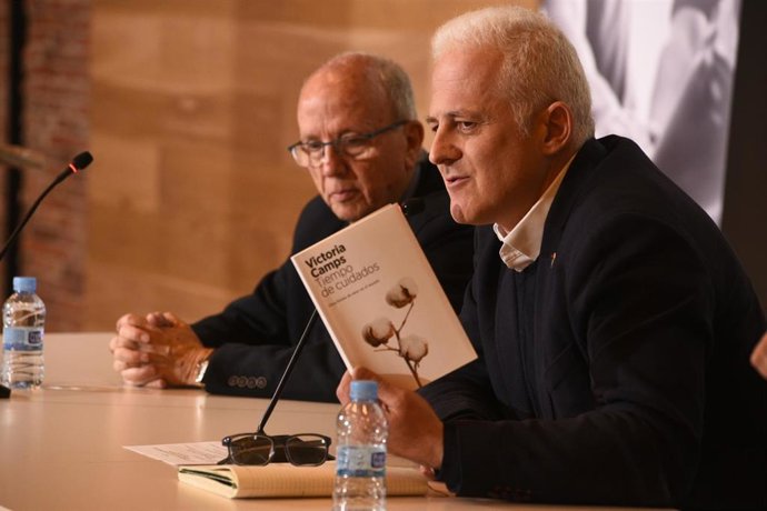 El alcalde de Logroño, Pablo Hermoso de Mendoza, en la presentación del sello de calidad 'Ciudad que Cuida', creado por la Fundación Mémora y la Federación Española de Municipios y Provincias (FEMP). En Madrid (España), a 21 de febrero de 2023.