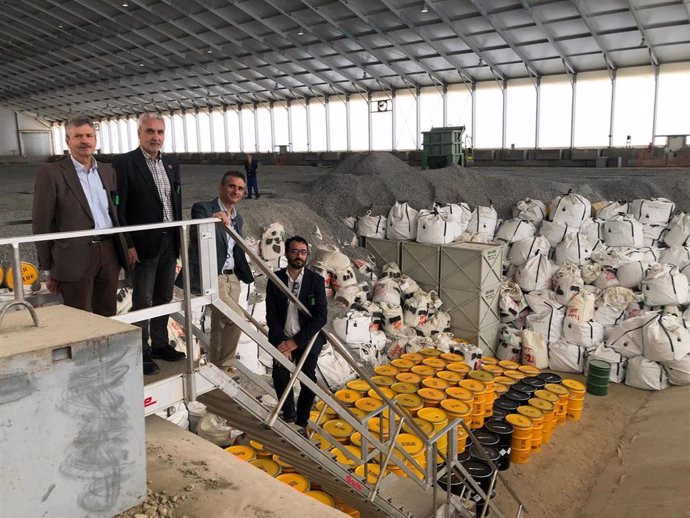 Una delegación del Consejo de Seguridad Nuclear visita el centro de almacenamiento de residuos de El Cabril.