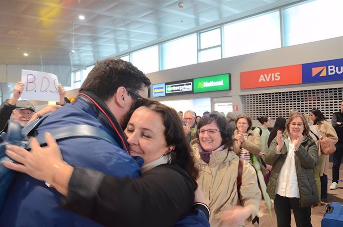 La eurodiputada del BNG, Ana Miranda, se abraza al concejal nacionalista de Vigo, Xabier P.Igrexas, tras aterrizar en Peinador el 21 de febrero de 2023, horas después de ser expulsada por Israel.