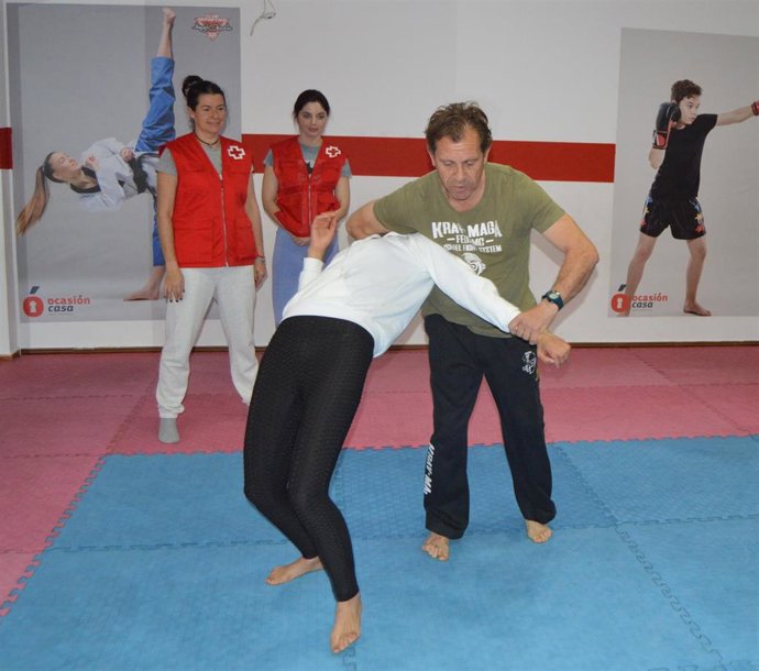 Mujeres víctimas de violencia machista se forman en defensa personal con Cruz Roja.