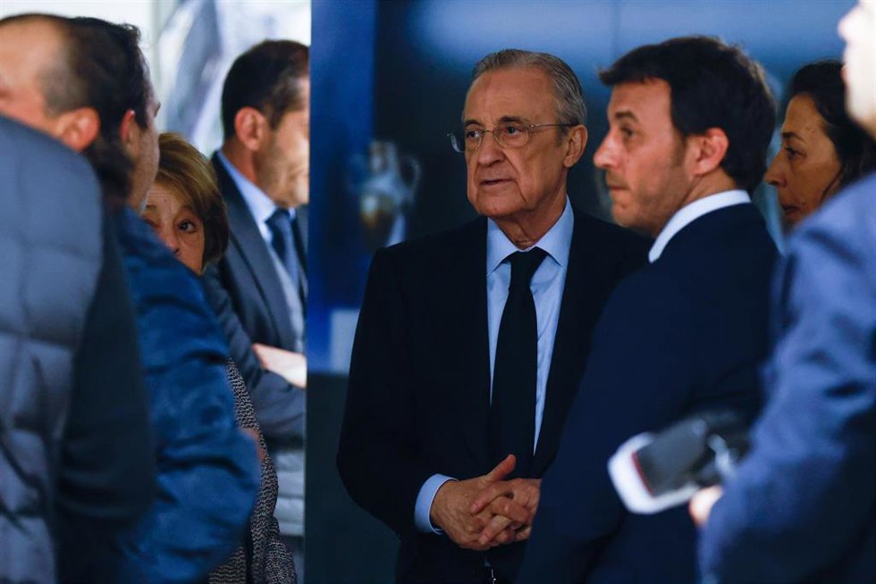 Florentino Pérez en la capilla ardiente de Amancio Amaro instalada en el Santiago Bernabéu
