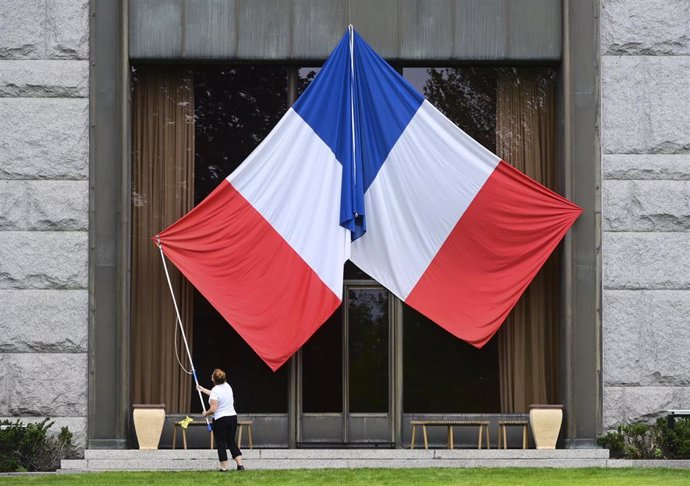 Archivo - Bandera de Francia siendo desplegada con motivo del Día de la Bastilla.