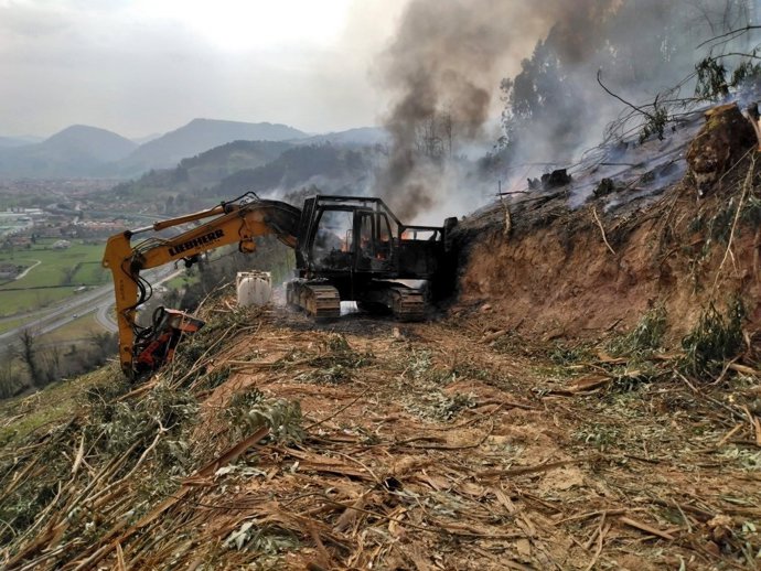 Incendio de maquinaria en una zona de monte de Barros (Los Corrales de Buelna)
