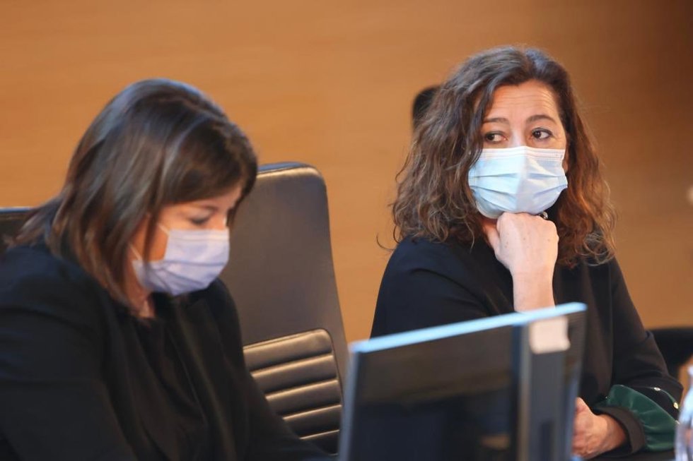 La presidenta del Govern, Francina Armengol, y la consellera de Salud y Consumo, Patricia Gómez, presentan la Estrategia contra el Cáncer de Baleares en el Hospital Universitario de Son Espases