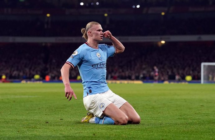 15 February 2023, United Kingdom, London: Manchester City's Erling Haaland celebrates scoring his side's third goal during the English Premier League soccer match between Arsenal and Manchester City at the Emirates Stadium. Photo: Adam Davy/PA Wire/dpa