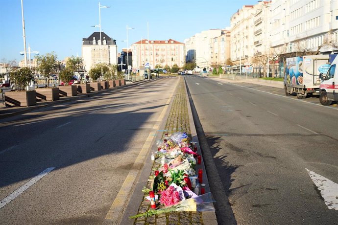 Flores depositadas en la calle Castelar, de doble sentido, donde el pasado viernes, 3 de febrero, se produjo un atropello mortal a un motorista de 19 años