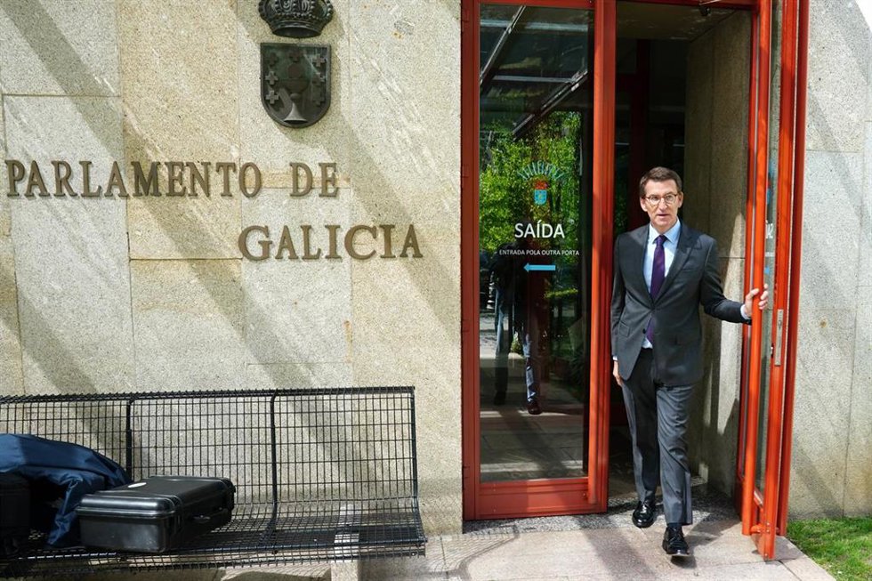 Archivo - El presidente del PP, Alberto Núñez Feijóo, a su salida del Parlamento gallego, a 24 de mayo de 2022, en Santiago de Compostela, A Coruña, Galicia (España). Durante el pleno, se lleva a cabo el nombramiento del presidente del PP, Alberto Núñez