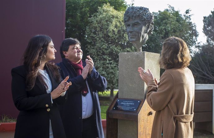 Busto de Jesús Quintero en el Paseo de los Comunicadores de Huelva