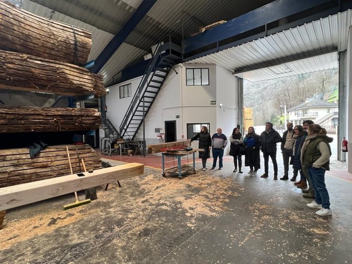 El consejero de Medio Rural y Cohesión Territorial, Alejandro Calvo, visita inciativas del grupo de desarrollo rural Alto Narcea Muniellos