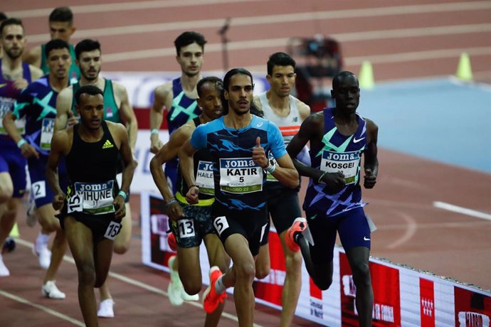 Archivo - Mohamed Katir durante los 3.000 metros de la reunión de Madrid del World Indoor Tour Gold 2022