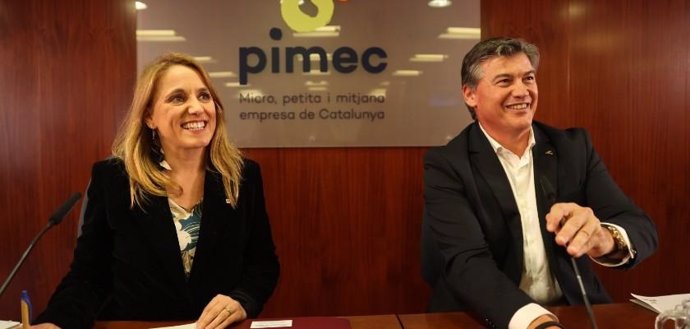 La consellera de Economía y Hacienda de la Generalitat, Natlia Mas, y el presidente de Pimc, Antoni Cañete, en un encuentro para presentar los Presupuetos de 2023