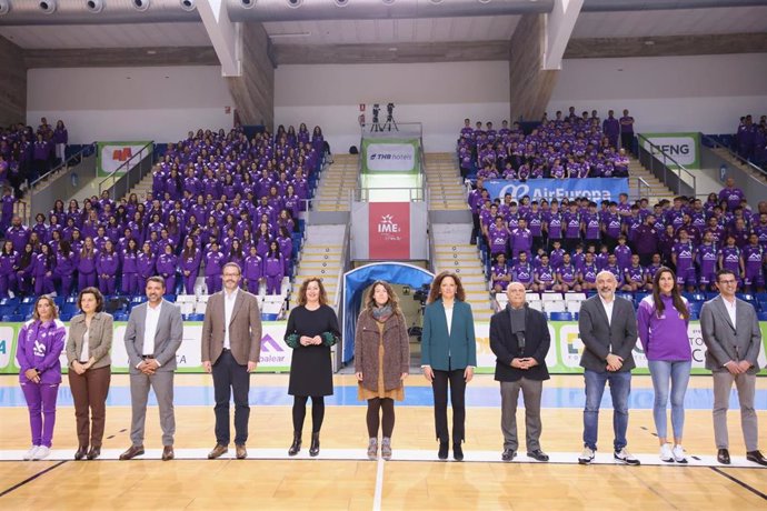 La presidenta del Govern, Francina Armengol, y otras autoridades participan en la foto de familia de la Fundación Miquel Jaume - Palma Futsal
