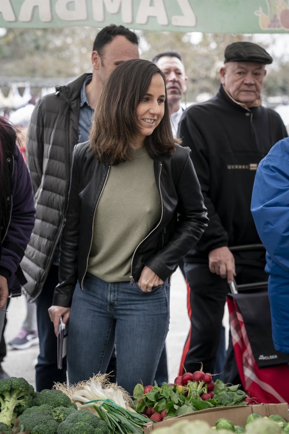 La secretaria general de Podemos y ministra de Derechos Sociales y Agenda 2030, Ione Belarra, visita el mercado del parque de Finca Liana en Móstoles, a 18 de febrero de 2023, en Móstoles, Madrid (España).