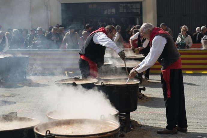 Varios rancheros cocinan la cata oficial del Rancho dentro de la celebración del Carnaval de Vidreres en la Plaza de la Oliva, a 21 de febrero de 2023, en Vidreres, Girona, Catalunya (España).