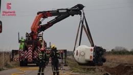 Trabajos de retirado del camión cisterna volcado en la AP-7 Xilxes