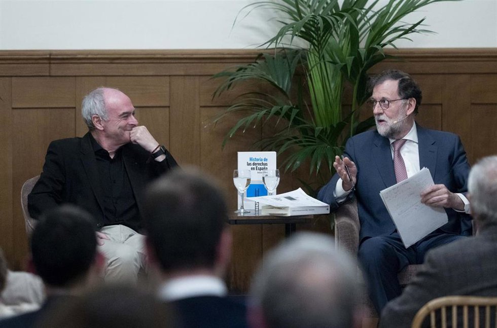 El expresidente del Gobierno Mariano Rajoy (d), durante la presentación del libro de Antonio Rivera (i)  'Historia de las derechas en España' en el Ateneo de Madrid, a 21 de febrero de 2023, en Madrid (España). Este libro ahonda en las ideologías y las 