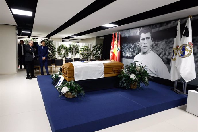 Imagen del féretro de Amancio Amaro en la capilla ardiente en el Estadio Santiago Bernabéu