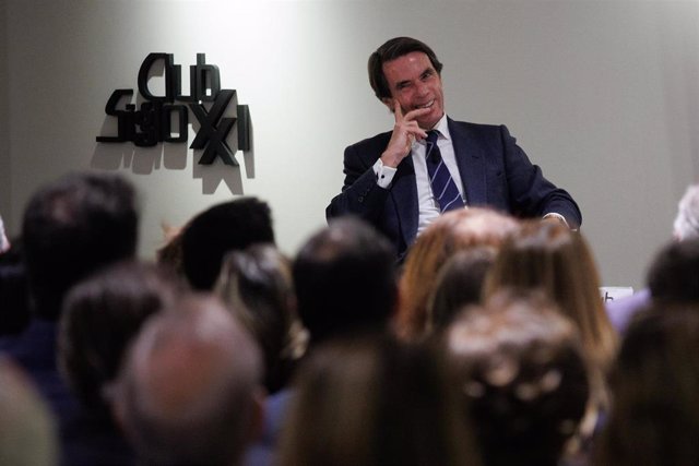 El expresidente del Gobierno y presidente de la Fundación FAES, José María Aznar, mantiene una conversación con el presidente del Club Siglo XXI y exsecretario general del PSOE de Euskadi, Nicolás Redondo, durante un acto del Club Siglo XXI