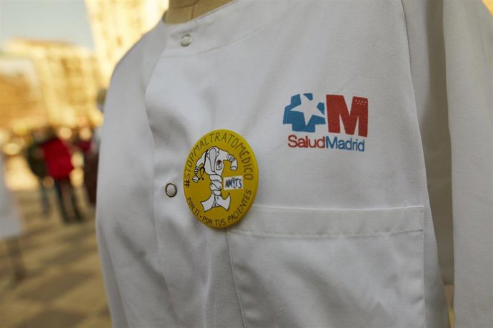 Archivo - Detalle de una trabajadora en una concentración de médicos y pediatras