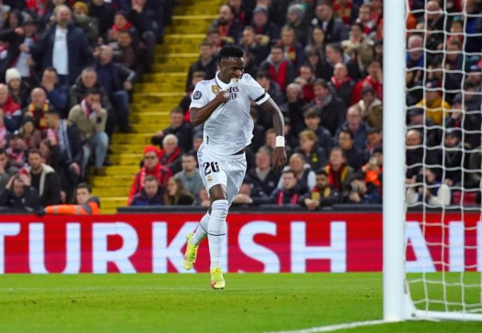 El delantero del Real Madrid Vinicius Júnior celebra un gol ante el Liverpool. 