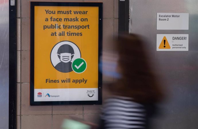 Archivo - Un aviso con máscara en una estación de tren de Sídney, Australia, el 27 de julio de 2022. 